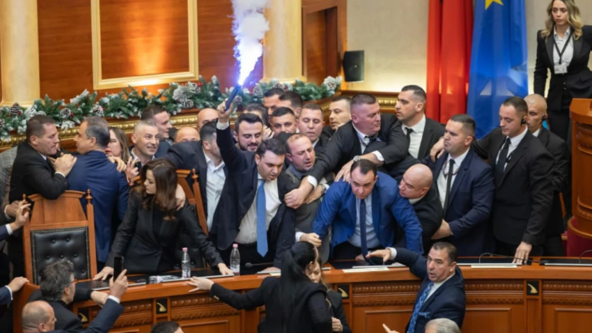 Kaos, dhunë dhe flakadanë/ Përplasjet në Kuvend jehonë në mediat ndërkombëtare: Opozitarët zunë vendet e ministrave, ndërhyri Garda 2 kaos dhune dhe flakadane perplasjet ne kuvend jehone ne mediat nderkombetare opozitaret zune vendet e ministrave nderhyri garda 6944903531ad4