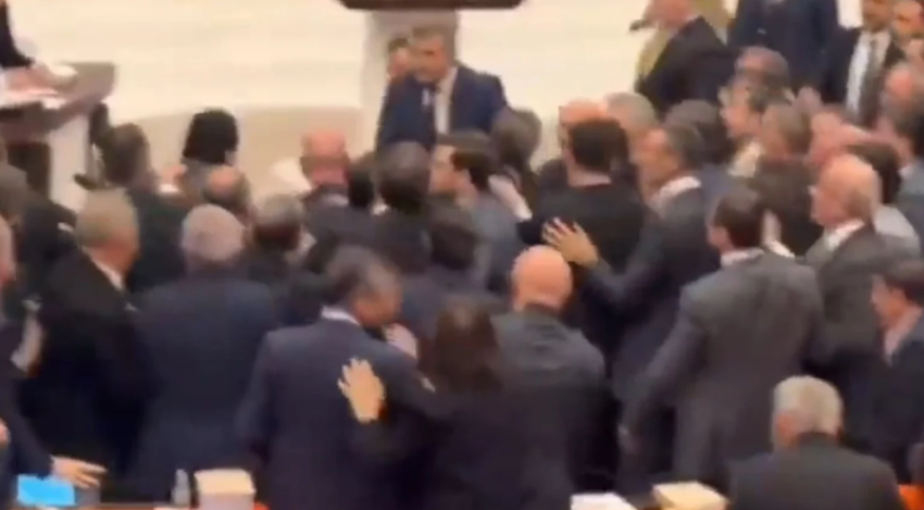 kaos ne parlamentin turk deputetet e erdogan dhe te opozites perfshihen ne nje sherr me grushte 694912d5f3b34