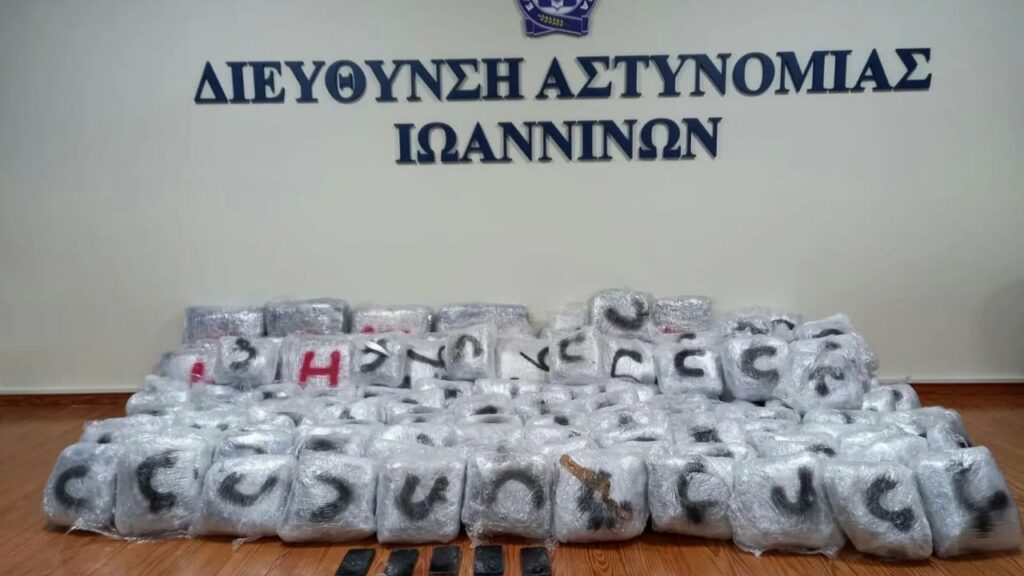 Kapen 215 kg marijuanë në Janinë, shqiptarja përplaset me policinë, u dëmton automjetet 2 kapen 215 kg marijuane ne janine shqiptarja perplaset me policine u demton automjetet 694145ae34831