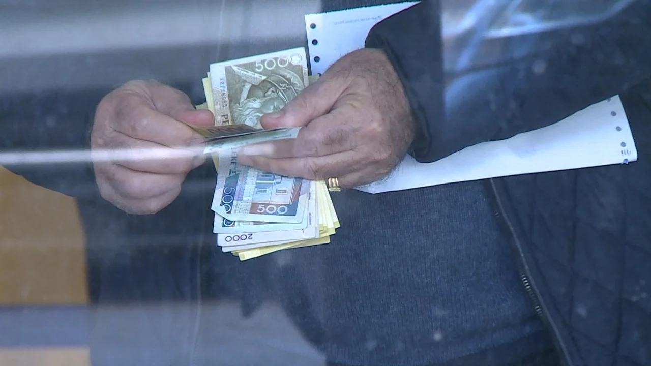 kategorite qe perfitojne nga kompensimi i te ardhurave mujore te pensionit 69551132995dc