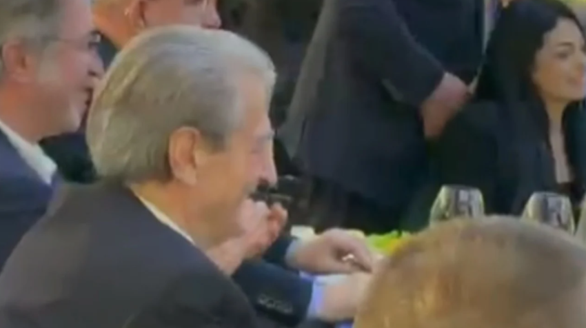 Këngë e valle për Berishën, simpatizantët e PD e “djegin” para liderit demokrat në Elbasan 3 kenge e valle per berishen simpatizantet e pd e djegin para liderit demokrat ne elbasan 6950519525fbb