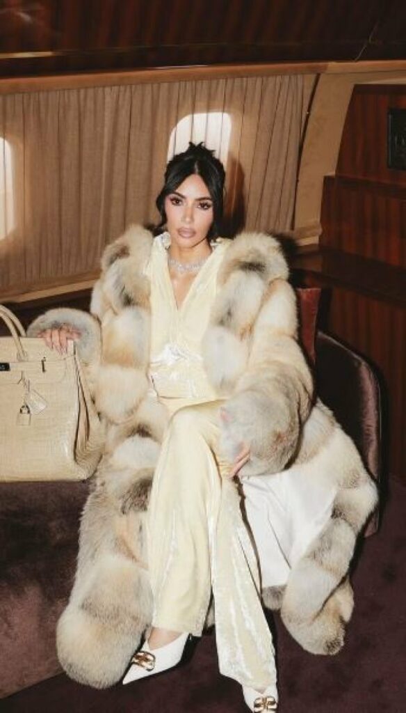 kim kardashian publikon prapaskenat glamuroze te serialit te saj alls fair 693062b4ab763