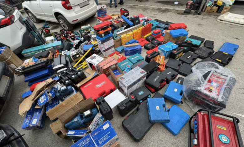 Konfiskohen qindra vegla pune, u kapën në një veturë me targa të Shkupit 2 konfiskohen qindra vegla pune u kapen ne nje veture me targa te shkupit 6936933495d0e