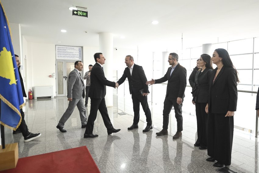 Kryeministri Kurti mirëpritet nga kryetari i ri Komunës së Obiliqit, Halil Thaçi 2 kryeministri kurti mirepritet nga kryetari i ri komunes se obiliqit halil thaci 6942ebbea3e54