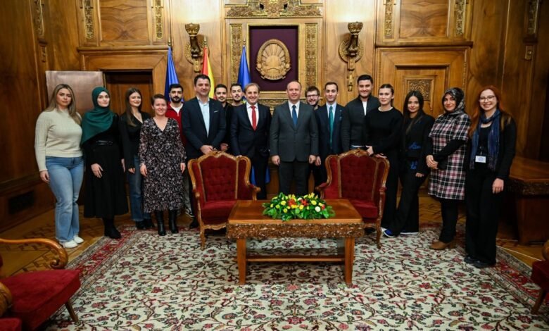 Kryeparlamentari Gashi ka pritur në Kuvend studentët e Universitetit Ndërkombëtar Ballkanik 3 kryeparlamentari gashi ka pritur ne kuvend studentet e universitetit nderkombetar ballkanik 69446b0105276