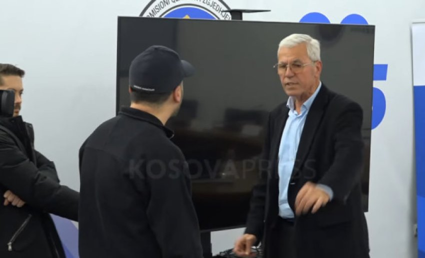 kurteshi perplaset me gazetaret largohuni po i keqyrin kompjuterat po i shohin dokumentat 692f08227bab4