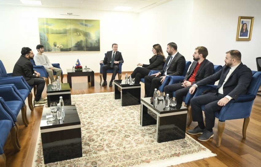 Kurti priti në takim studentët përfitues të skemave të bursave 2 kurti priti ne takim studentet perfitues te skemave te bursave 693aae5e4fb3b