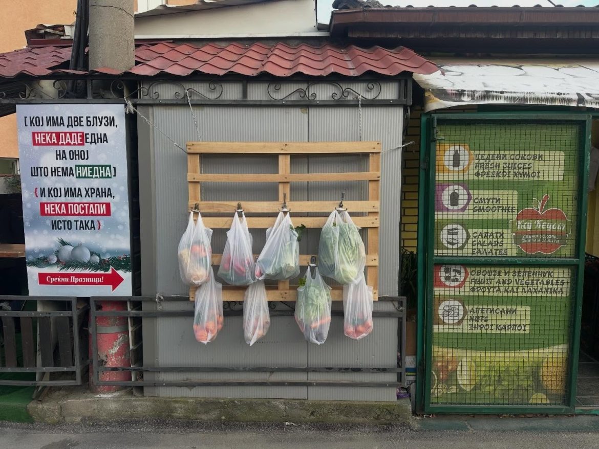 “Kush ka dy bluza, le t’i japë njërën atij që nuk ka asnjë”: Solidaritet festiv në vepër 1 kush ka dy bluza le ti jape njeren atij qe nuk ka asnje solidaritet festiv ne veper 69432092f1a1f