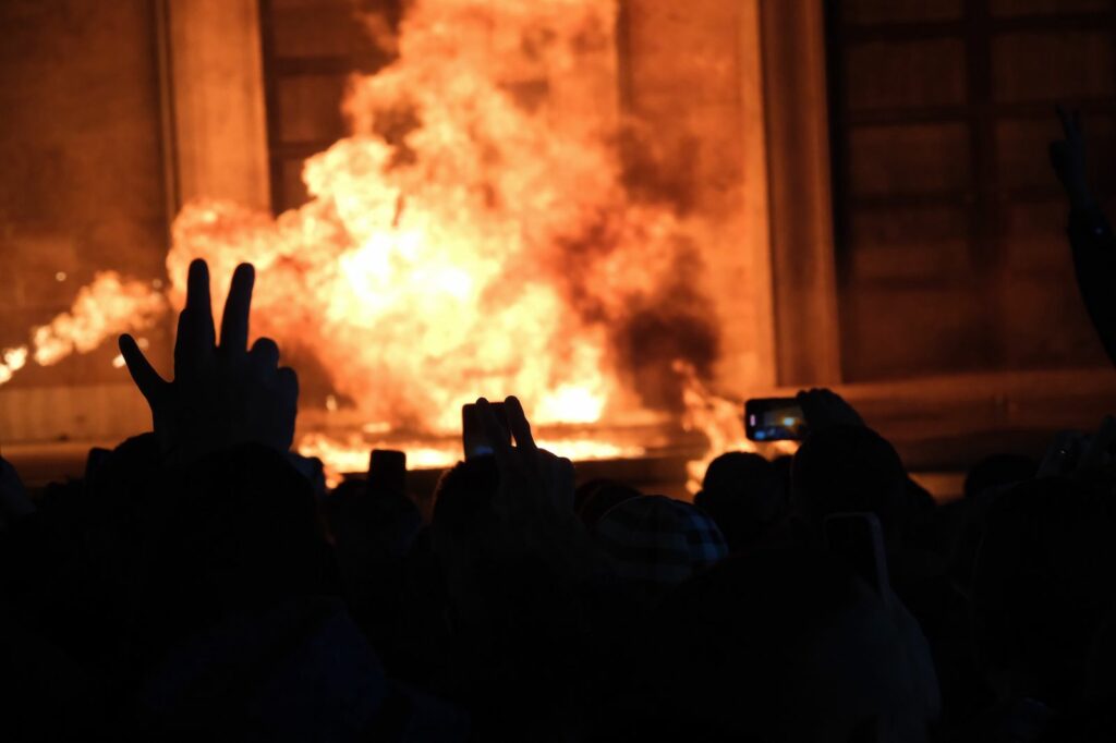 lirohen 4 protestuesit e arrestuar pas protestes se opozites 694bf2d3299c2