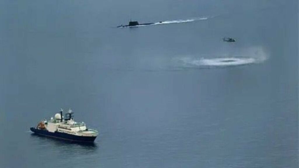 Londra deklasifikon fotot, përplasja e nëndetëseve britanike me ato ruse pranë një tubacioni gazi. Çfarë ndodhi në ujërat irlandeze 3 londra deklasifikon fotot perplasja e nendeteseve britanike me ato ruse prane nje tubacioni gazi cfare ndodhi ne ujerat irlandeze 695135c68940f