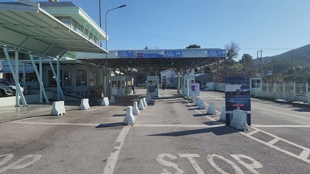 masat per fluksin ne kakavije shqiptaret qe jetojne ne greqi kthehen tek familjet priten radhe ne pikat kufitare 69514fc37ce8f