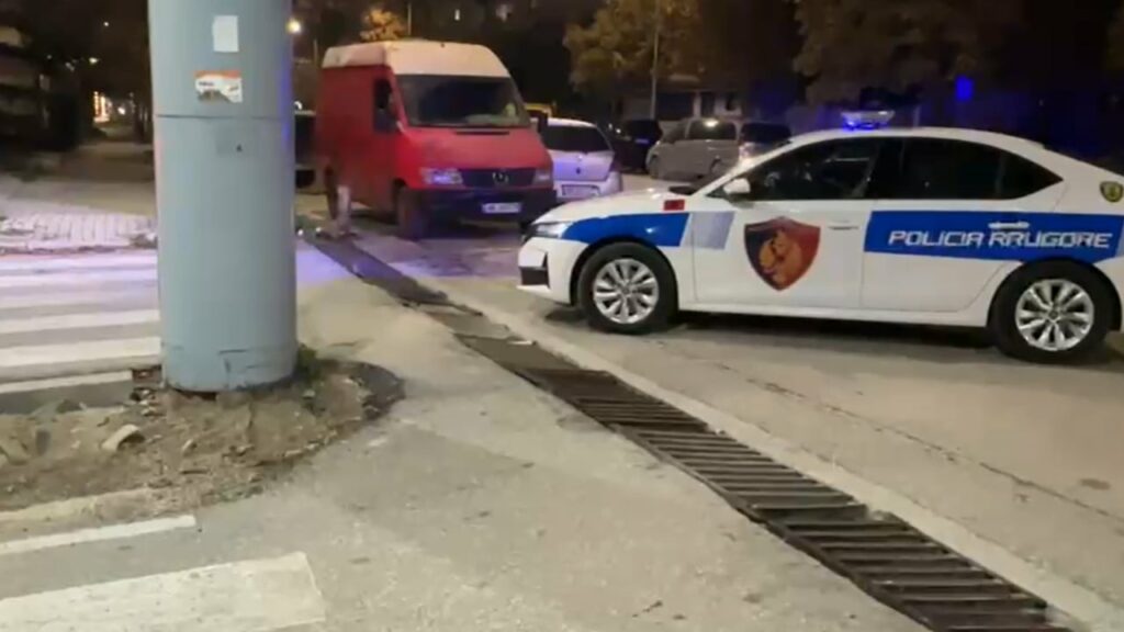 Mbajtën peng për dy javë një shqiptar nga Kosova dhe i kërkuan 70 mijë euro, arrestohen katër persona në Vlorë 3 mbajten peng per dy jave nje shqiptar nga kosova dhe i kerkuan 70 mije euro arrestohen kater persona ne vlore 693b3aa4a70da