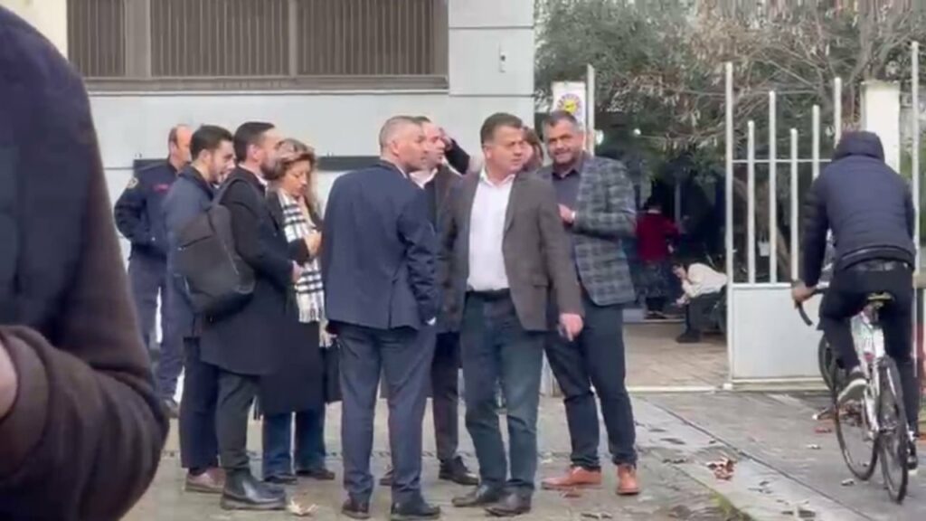 molotove drejt kryeministrise jepen sot masat e sigurise per protestuesit noka balliu dhe nallbati ndjekin nga afer procesin 694bb566d5b47