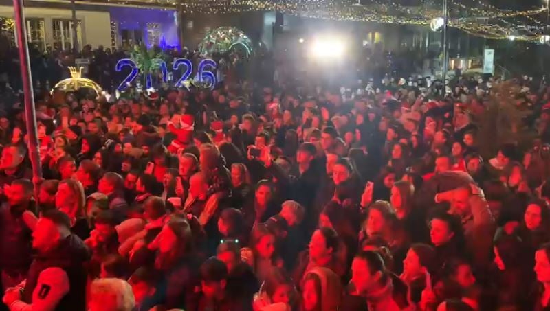 Ndizet pema në Bulqizë, atmosferë festive në qytet 2 ndizet pema ne bulqize atmosfere festive ne qytet 69387b8786493