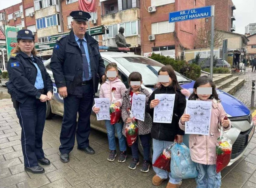 ne prag te vitit te ri policia e kosoves shperndane dhurata per femije 694c11136e387