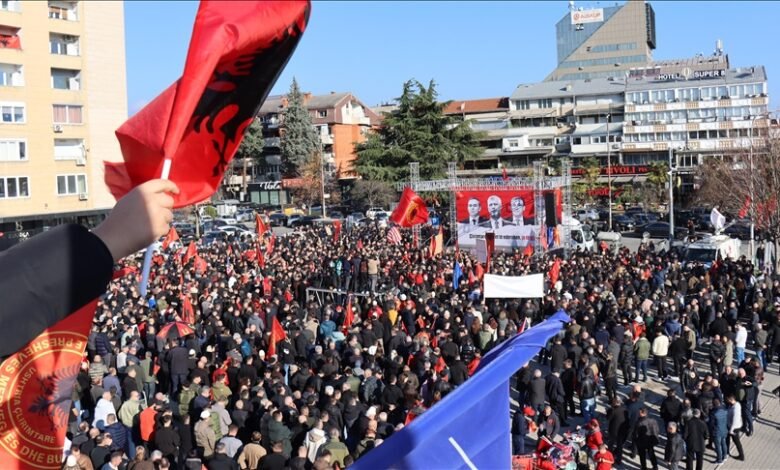 Në Shkup u protestua në mbështetje të ish-krerëve të UÇK-së që po gjykohen në Hagë 3 ne shkup u protestua ne mbeshtetje te ish krereve te uck se qe po gjykohen ne hage 693d9b3e1eb0e