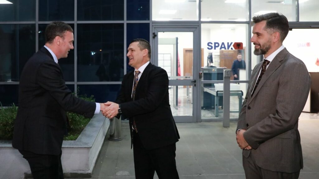 Nesër zgjidhet kreu i ri i SPAK, ambasada amerikane: Dumani vendosi standard për bashkëpunim të fortë kundër krimit, shpresojmë që edhe pasardhësi… 3 neser zgjidhet kreu i ri i spak ambasada amerikane dumani vendosi standard per bashkepunim te forte kunder krimit shpresojme qe edhe pasardhesi 6939cd04a3025