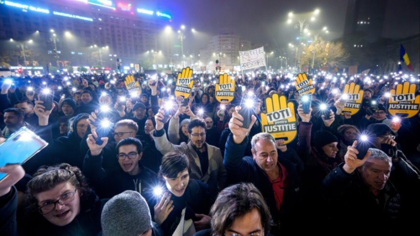 nuk ndalet vala e protestave qytetaret ne bukuresht zbarkojne ne sheshe tubim kunder korrupsionit ne sistemin gjyqesor 693d1933a6ea4