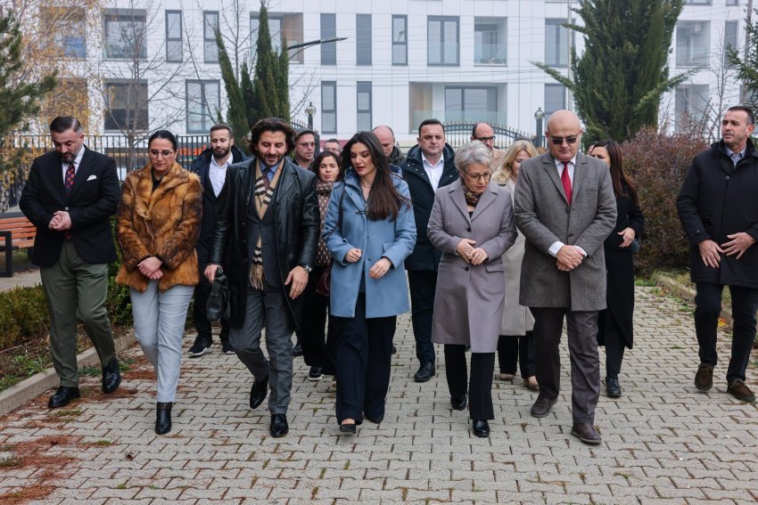 “Opozita tradicionale nuk ka ndryshuar” / Familja e veprimtarit Haki Imeri fton qytetarët të votojnë për LVV – GUXO 2 opozita tradicionale nuk ka ndryshuar familja e veprimtarit haki imeri fton qytetaret te votojne per lvv