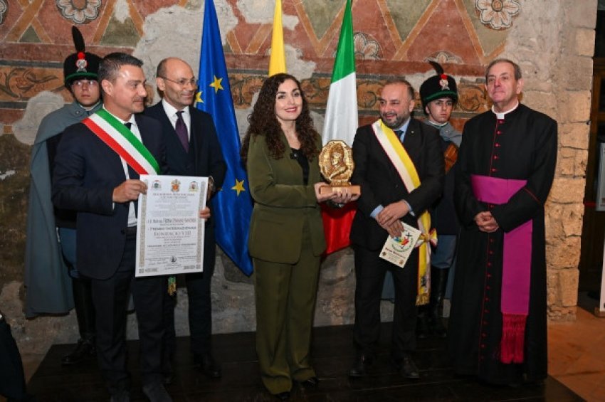 Osmani nderohet me Çmimin Bonifacio VIII në Anagni 2 osmani nderohet me cmimin bonifacio viii ne anagni 693ef73fc4cea