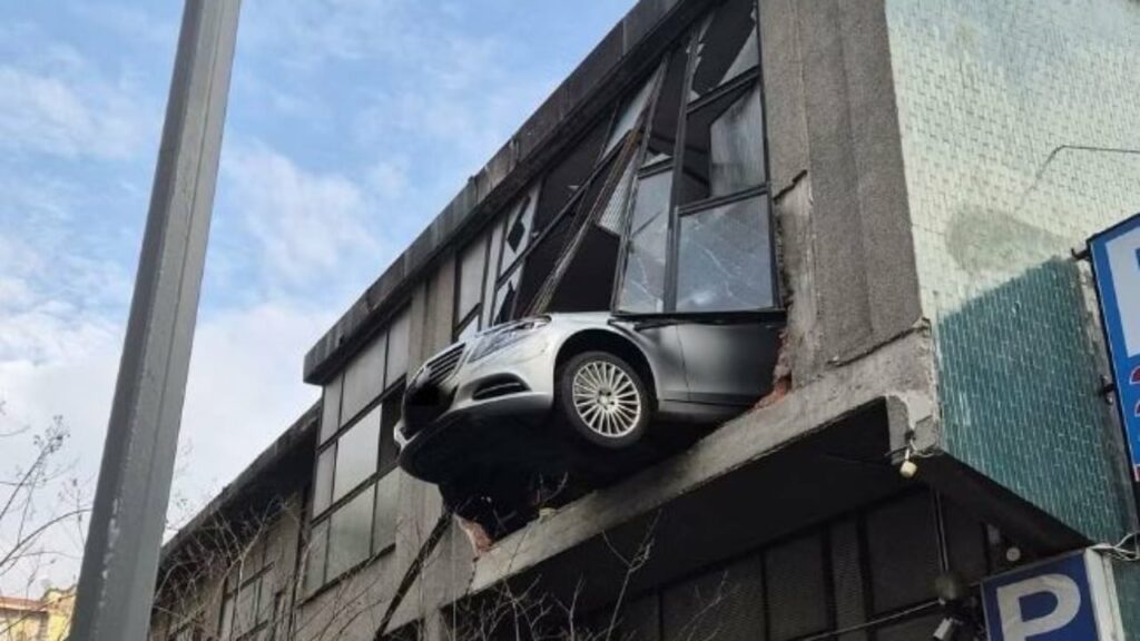 Pamjet që pushtuan rrjetin/ Bëri manovra si nëpër filma, 84-vjeçari fluturon me makinë drejt ndërtesës 3 pamjet qe pushtuan rrjetin beri manovra si neper filma 84 vjecari fluturon me makine drejt nderteses 693c01a56699a