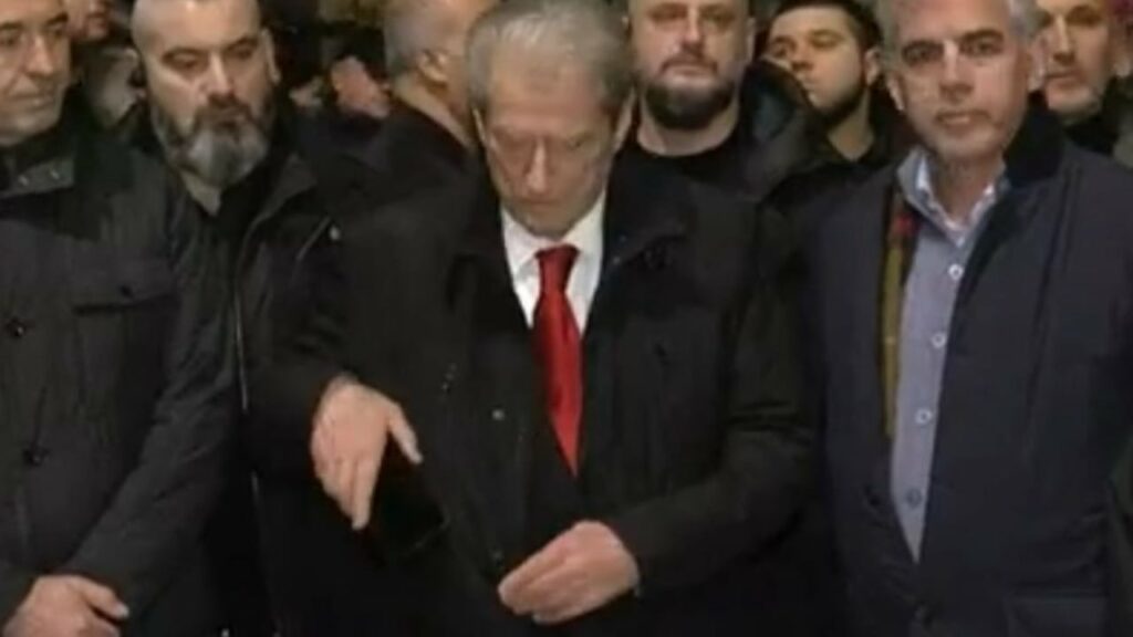 pas bombave molotov te kryeministria berisha shetitje deri te kuvendi po u tregoj se ku do protestojme me pas 69499f03e72dd