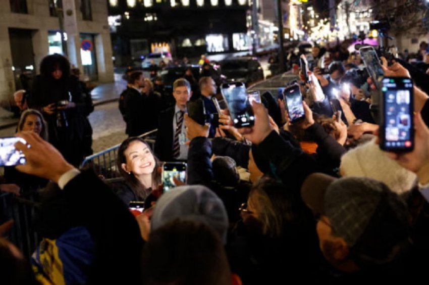 Pas gati një viti në fshehje, fituesja venezueliane e çmimit Nobel për Paqe përshëndet turmat në Oslo 2 pas gati nje viti ne fshehje fituesja venezueliane e cmimit nobel per paqe pershendet turmat ne oslo 693aae73a7426