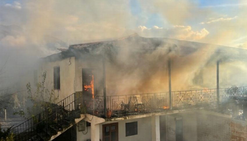 perfshihet nga flaket nje banese ne nje fshat te gramshit zjarrfikeset nisen drejt vendngjarjes terren i veshtire 692db635d78d3