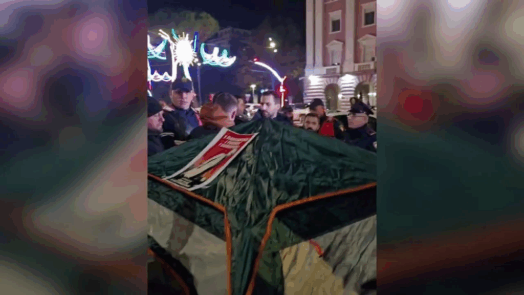 Përplasje mes policisë dhe Lapajt, hiqen tendat e vendosura përpara Kryeministrisë 2 perplasje mes policise dhe lapajt hiqen tendat e vendosura perpara kryeministrise 693880b3d0fca