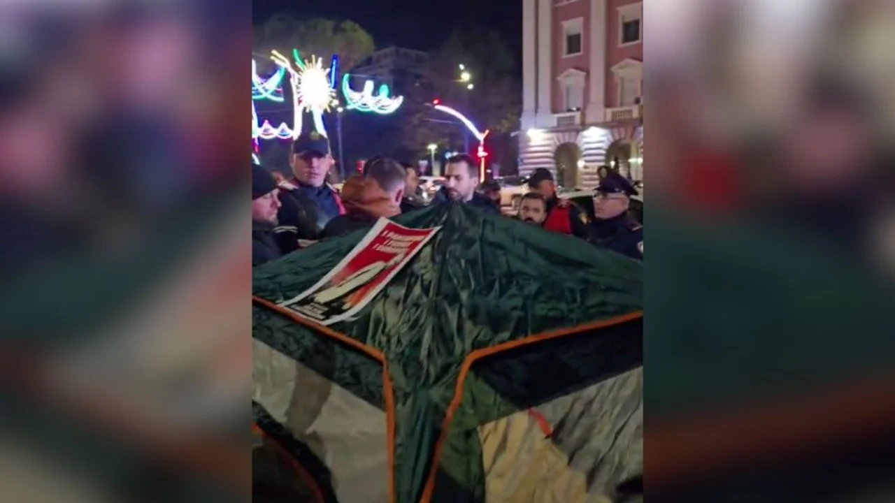 Përplasje mes policisë dhe Lapajt, hiqen tendat e vendosura përpara Kryeministrisë 1 perplasje mes policise dhe lapajt hiqen tendat e vendosura perpara kryeministrise 693880b3d0fca