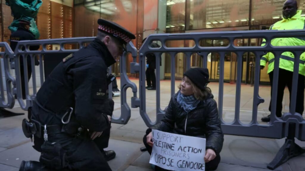 po merrte pjese ne nje proteste pro palestines vihet serish ne pranga aktivistja e njohur greta thunberg ne londer 694ad686aab2c
