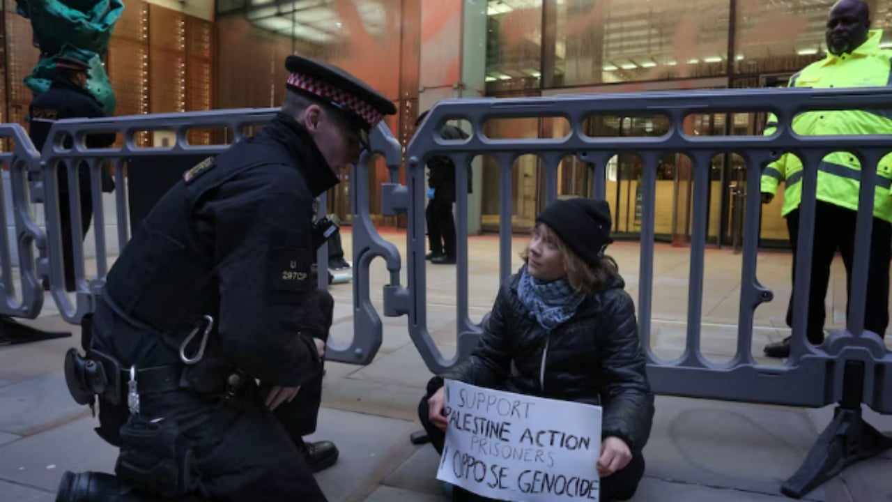 po merrte pjese ne nje proteste pro palestines vihet serish ne pranga aktivistja e njohur greta thunberg ne londer 694ad686aab2c