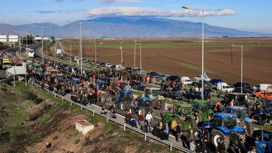 Protesta e fermerëve, bllokohet për 5 orë aksi Kakavijë–Janinë 3 protesta e fermereve bllokohet per 5 ore aksi kakavije janine 692ebac9148a7