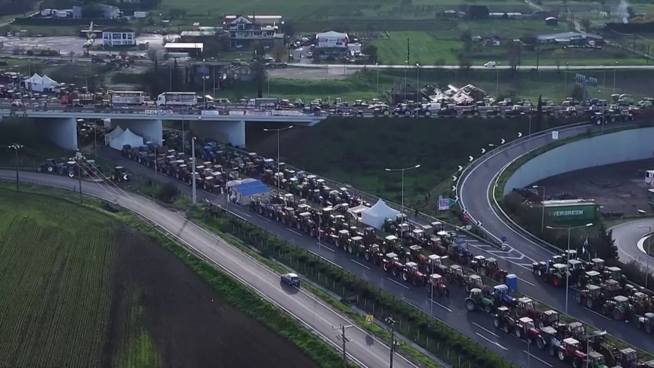 Protesta e fermerëve grekë/ Bllokojnë rrugët që lidhin Greqinë me Shqipërinë, duan uljen e kostove të prodhimit 1 protesta e fermereve greke bllokojne rruget qe lidhin greqine me shqiperine duan uljen e kostove te prodhimit 694147a6962fe