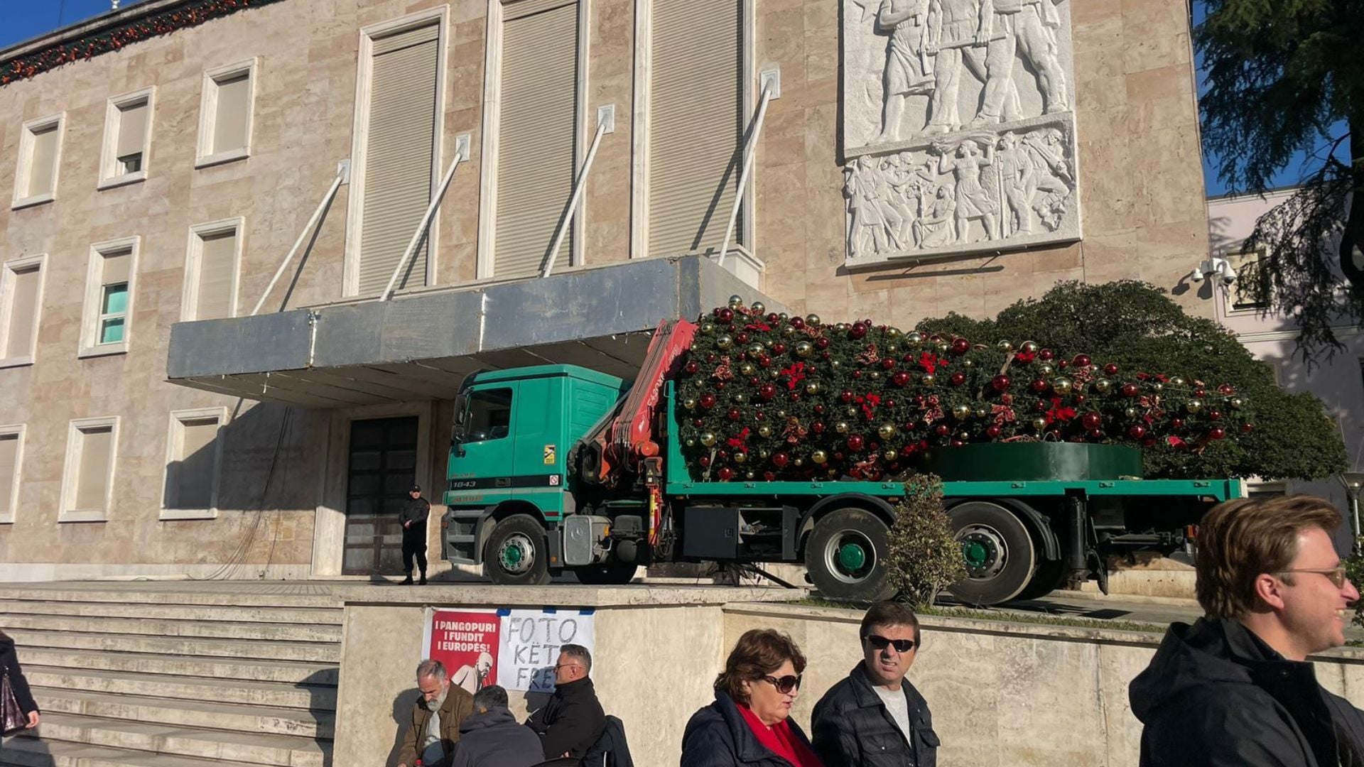 protesta e pd ne oren 1800 hiqet pema e krishtlindjeve para kryeministrise 69496bf38a1c8