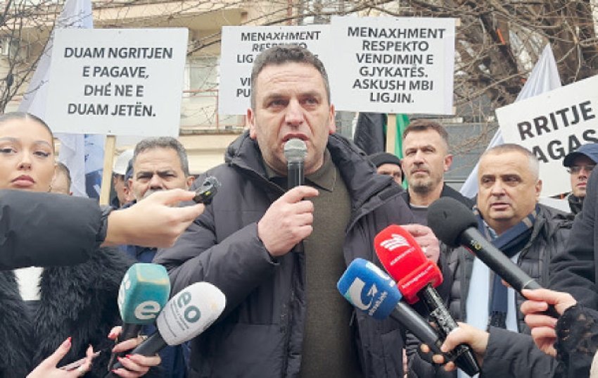 protesta e punetoreve te kek ut kerkohet rritje e pagave dhe permiresim i kushteve te punes 694bedff73941