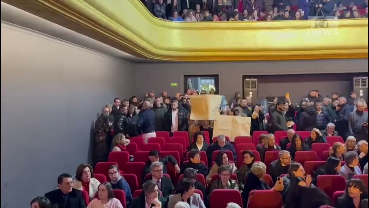 protesta ne vlore per mungesen e ujit qytetaret futen ne teaterbllokojne dhe rruget 69518d32e6efa