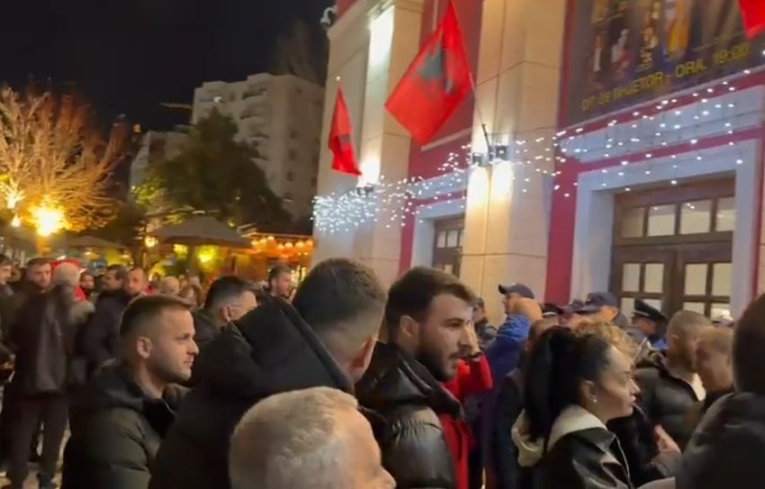 proteste me tensione ne vlore per mungesen e ujit qytetaret futen ne festen e bashkise ne teatrin petro marko dhe bllokojne shfaqjen 695186f7e7b5d