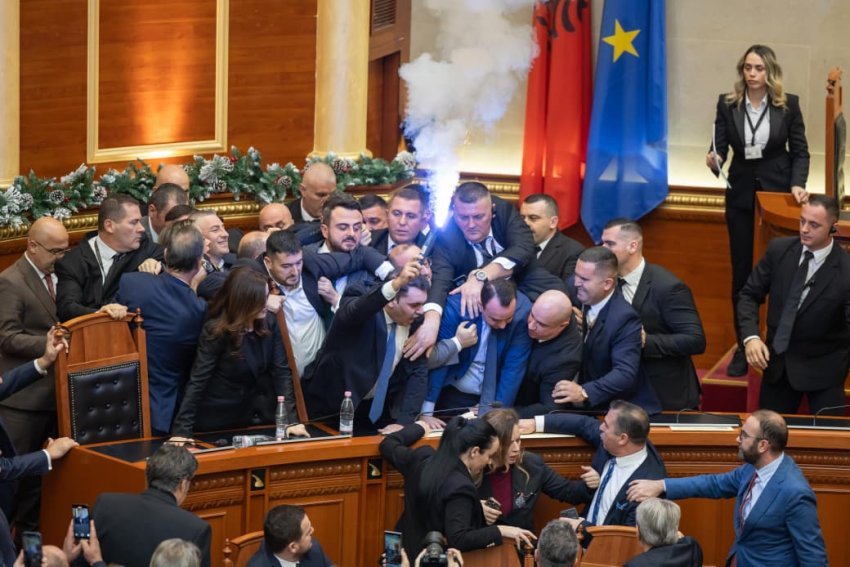 PS kërkoi përjashtimin e 29 deputetëve të PD pas kaosit në Kuvend, shtyhet mbledhja e Sekretariatit të Etikës! 1 ps kerkoi perjashtimin e 29 deputeteve te pd pas kaosit ne kuvend shtyhet mbledhja e sekretariatit te etikes 69451cd45311a