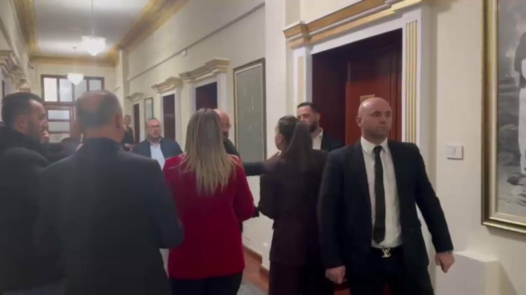 ps kerkon perjashtimin e 29 deputeteve te pd anetaret terhiqen per vendimin sherr te zyra e ulsi manjes 694a63e582460