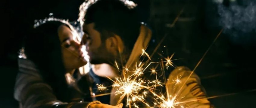 Pse puthim në mesnatën festive? Tradita e lashtë që nuk nisi aspak pafajshëm 3 pse puthim ne mesnaten festive tradita e lashte qe nuk nisi aspak pafajshem 6953a6d1dc20b