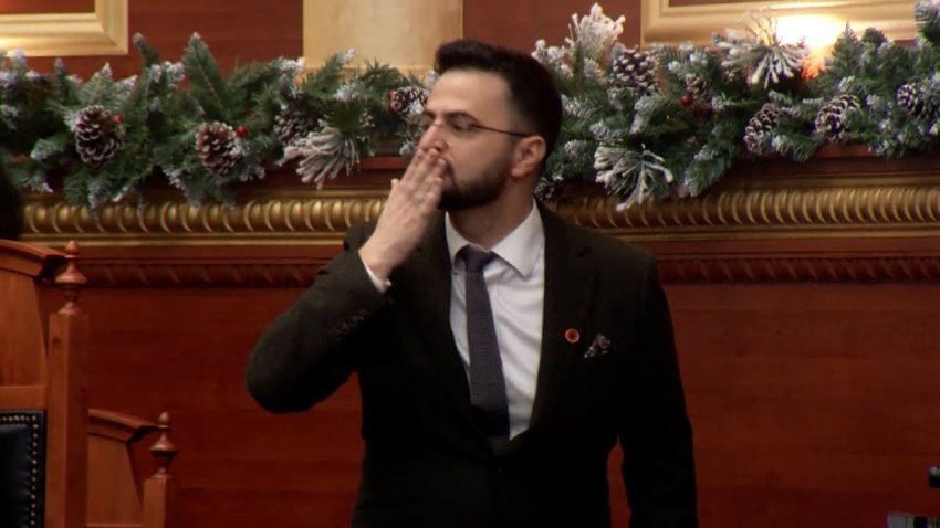 Puthi me dorë në Kuvend gjatë betimit/ Shabani: Nuk është formë ironike apo cinike! Kisha marrë me vete familjarët e mi 3 puthi me dore ne kuvend gjate betimit shabani nuk eshte forme ironike apo cinike kisha marre me vete familjaret e mi 694c40f7c6e64