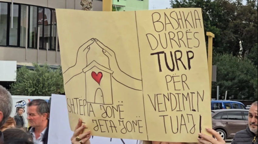 Sërish protestë për banesat në Durrës, preken nga projekti TID në qendrën historike të qytetit 3 serish proteste per banesat ne durres preken nga projekti tid ne qendren historike te qytetit 694ab73463c3a