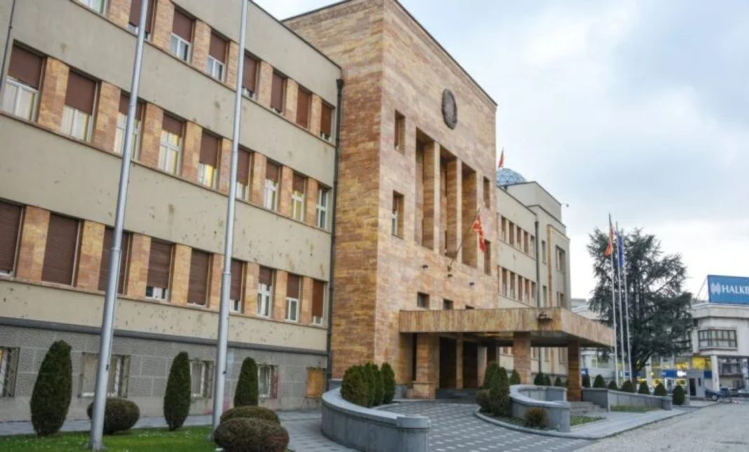 shumica pretendon se i ka 80 vota por jo edhe badenterin per ta miratuar propozim ligjin per veteqeverisje lokale 6951791a83e18