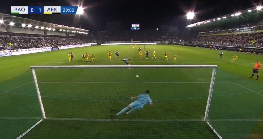 Strakosha protagonist  i pret penallti në derbi sulmuesit të Polonisë