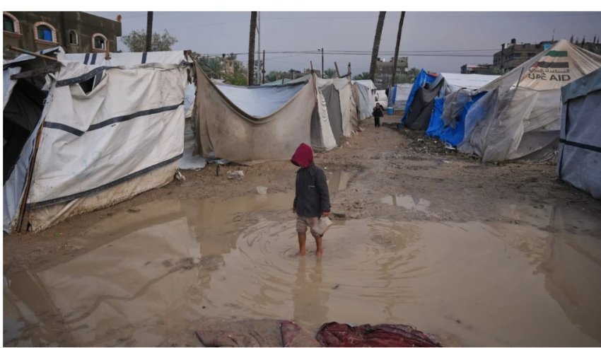 Tenda të përmbytura nga moti i keq në Gaza, banorët e pastrehë zhvendosen në rrënojat e ndërtesave të bombarduara 1 tenda te permbytura nga moti i keq ne gaza banoret e pastrehe zhvendosen ne rrenojat e ndertesave te bombarduara 693c5453e261e