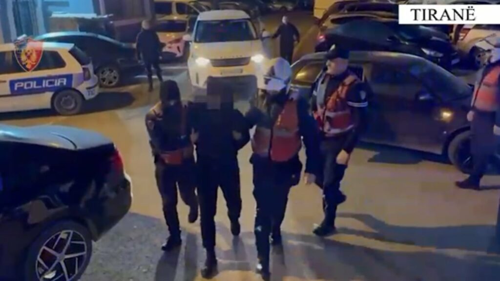 theu masen e sigurise dhe prezantohej si agjent imobilar arrestohet 34 vjecari ne tirane iu sekuestrua dhe nje arme zjarri 693be36677db6