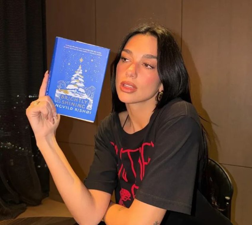 Thonjtë minimalistë të Dua Lipës janë idealë për sezonin e festave 2 thonjte minimaliste te dua lipes jane ideale per sezonin e festave 69432c11b2634