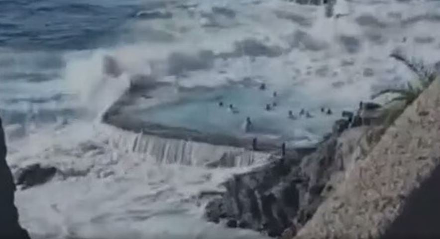 Tragjedi në Tenerife, katër të vdekur dhe tre të plagosur pas përplasjes me dallgët e forta 1 tragjedi ne tenerife kater te vdekur dhe tre te plagosur pas perplasjes me dallget e forta 6936bba720952