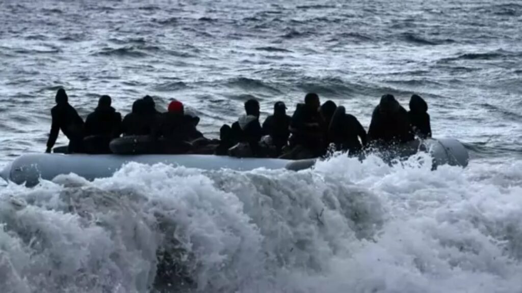 Tragjedia me 18 të vdekur nga fundosja e anijes në Kretë/ Nis transportimi i trupave në një qytet tjetër, shkak mungesa e hapësirës në morg 3 tragjedia me 18 te vdekur nga fundosja e anijes ne krete nis transportimi i trupave ne nje qytet tjeter shkak mungesa e hapesires ne morg 69356a269639d